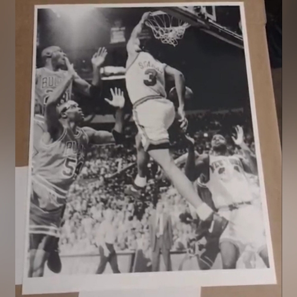 NEW JOHN STARKS KNICKS DUNK OVER MICHAEL JORDAN GLOSSY 8.5x11 REPRINT B&W POSTER - Picture 1 of 9